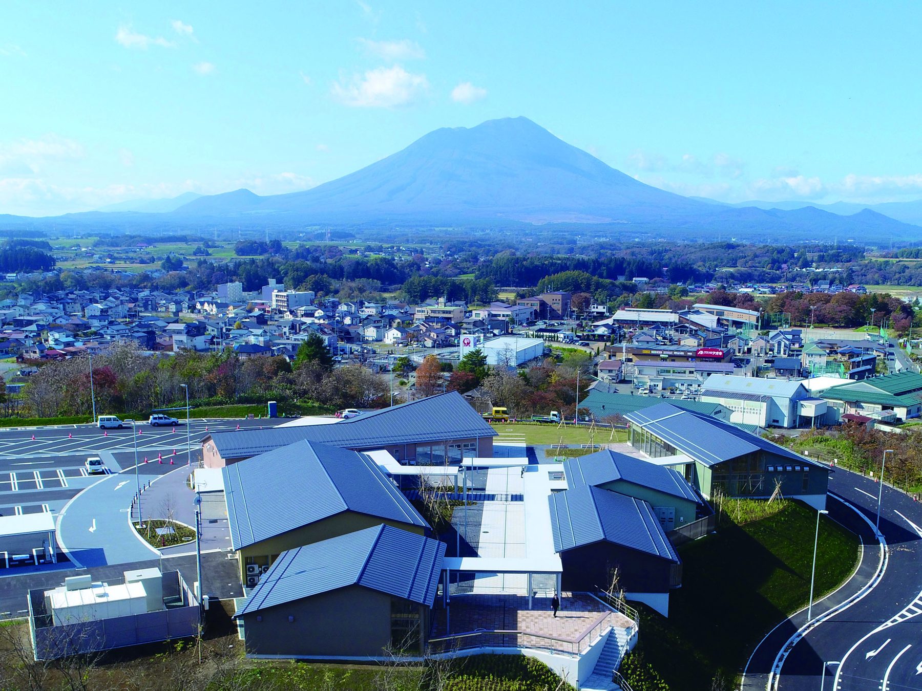 岩手山を望む道の駅もりおか渋民「たみっと」の全景
